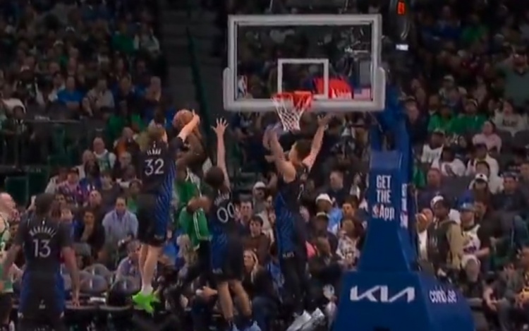 状元天赋！杰伦·布朗半场结束前上篮 弗拉格拍马赶到大帽扇飞