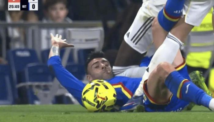 奥客网站-耻辱！吕迪格这动作竟安然无恙？伯纳乌18年神迹夜，毁于一个漏判